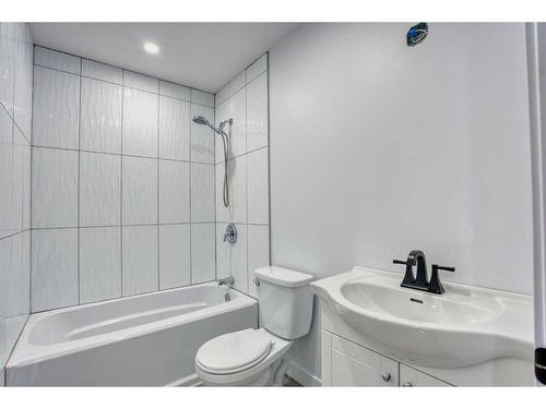 420 Auburn Crest Way Se, Calgary, AB - Indoor Photo Showing Bathroom