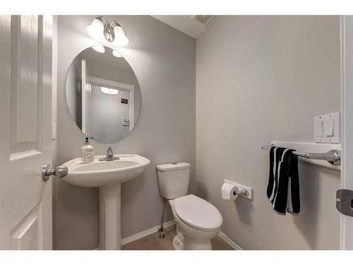 43 Cougarstone Common Sw, Calgary, AB - Indoor Photo Showing Bathroom