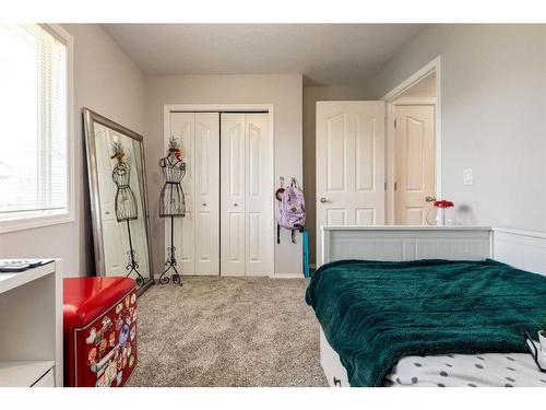 43 Cougarstone Common Sw, Calgary, AB - Indoor Photo Showing Bedroom