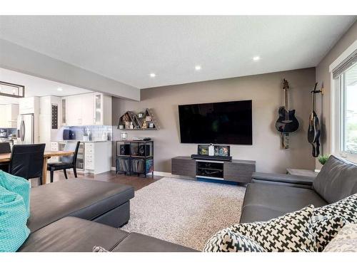 3423 Bowmanten Place Nw, Calgary, AB - Indoor Photo Showing Living Room