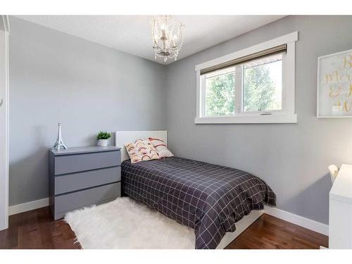 3423 Bowmanten Place Nw, Calgary, AB - Indoor Photo Showing Bedroom