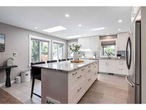 3423 Bowmanten Place Nw, Calgary, AB - Indoor Photo Showing Kitchen With Upgraded Kitchen