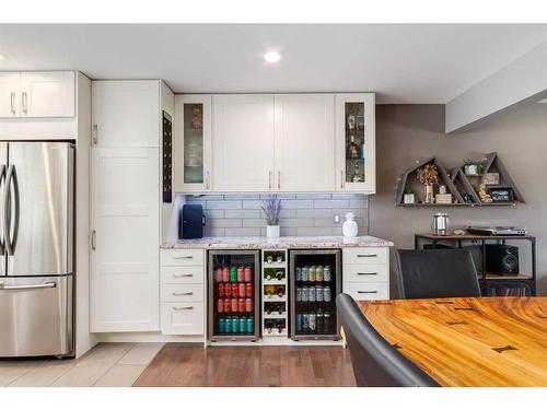 3423 Bowmanten Place Nw, Calgary, AB - Indoor Photo Showing Kitchen