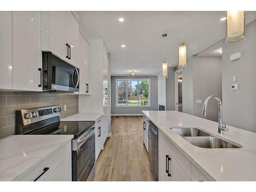 28 A Green Meadow Crescent, Strathmore, AB - Indoor Photo Showing Kitchen With Double Sink With Upgraded Kitchen