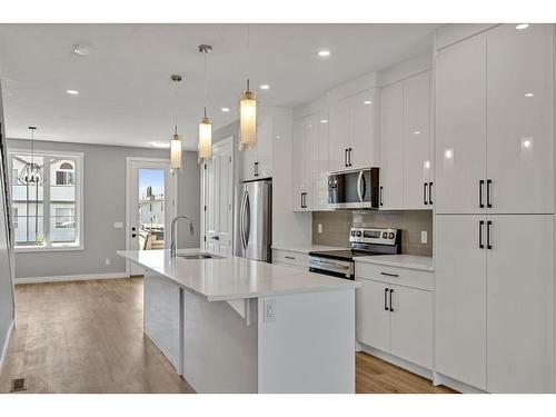 28 A Green Meadow Crescent, Strathmore, AB - Indoor Photo Showing Kitchen With Upgraded Kitchen