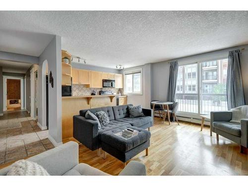 304-835 18 Avenue Sw, Calgary, AB - Indoor Photo Showing Living Room