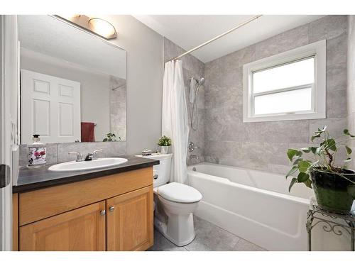 101-15212 Bannister Road Se, Calgary, AB - Indoor Photo Showing Bathroom