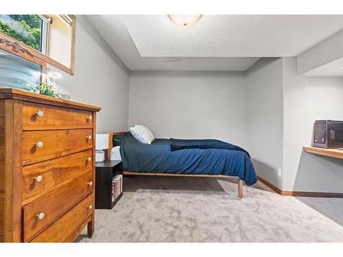 170 Valley Glen Heights Nw, Calgary, AB - Indoor Photo Showing Bedroom
