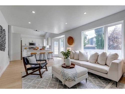 16 Hawktree Close Nw, Calgary, AB - Indoor Photo Showing Living Room