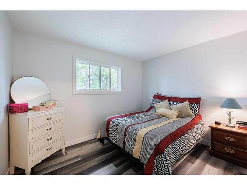 363 Woodvale Crescent Sw, Calgary, AB - Indoor Photo Showing Bedroom