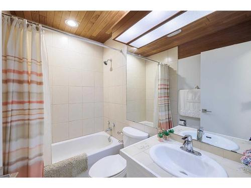 363 Woodvale Crescent Sw, Calgary, AB - Indoor Photo Showing Bathroom