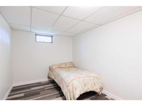 363 Woodvale Crescent Sw, Calgary, AB - Indoor Photo Showing Bedroom