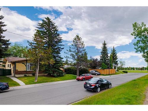 363 Woodvale Crescent Sw, Calgary, AB - Outdoor