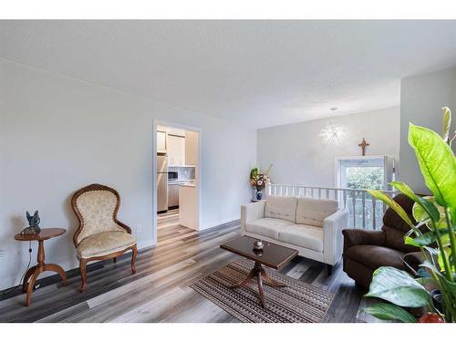 363 Woodvale Crescent Sw, Calgary, AB - Indoor Photo Showing Living Room