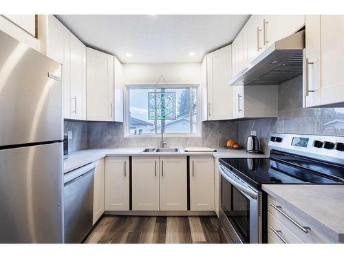 363 Woodvale Crescent Sw, Calgary, AB - Indoor Photo Showing Kitchen