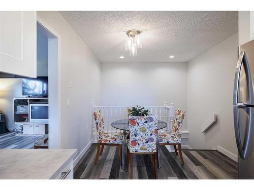 363 Woodvale Crescent Sw, Calgary, AB - Indoor Photo Showing Dining Room