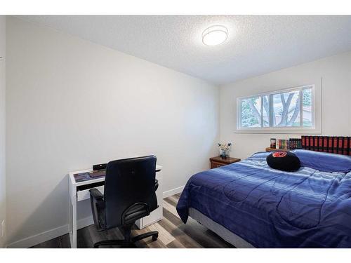 363 Woodvale Crescent Sw, Calgary, AB - Indoor Photo Showing Bedroom