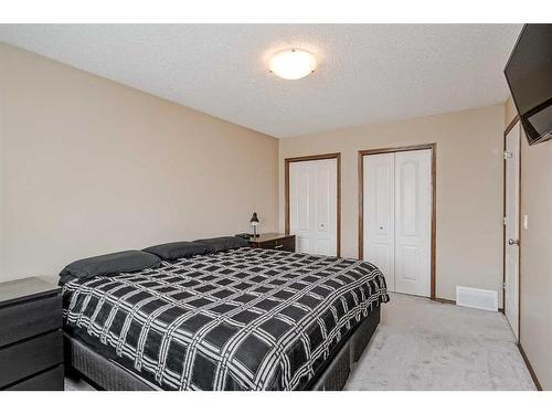 14 Cranberry Close Se, Calgary, AB - Indoor Photo Showing Bedroom