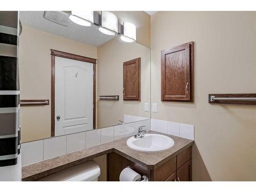 14 Cranberry Close Se, Calgary, AB - Indoor Photo Showing Bathroom