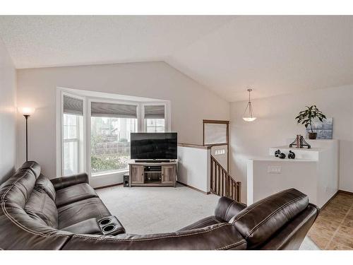 14 Cranberry Close Se, Calgary, AB - Indoor Photo Showing Living Room
