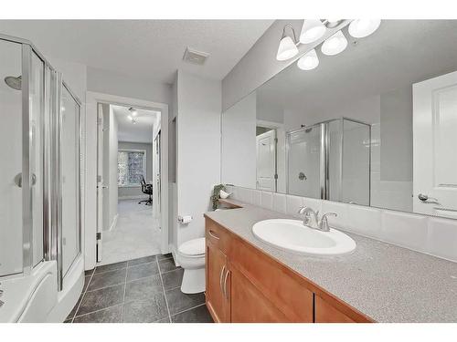 12-11 Scarpe Drive Sw, Calgary, AB - Indoor Photo Showing Bathroom