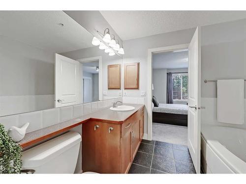 12-11 Scarpe Drive Sw, Calgary, AB - Indoor Photo Showing Bathroom