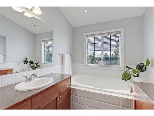 12-11 Scarpe Drive Sw, Calgary, AB - Indoor Photo Showing Bathroom