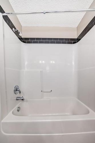 4111-11811 Lake Fraser Drive Se, Calgary, AB - Indoor Photo Showing Bathroom
