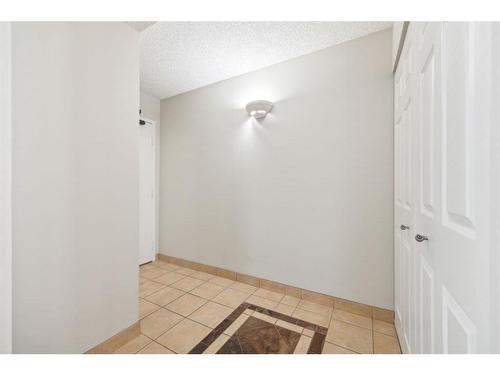 210-310 8 Street Sw, Calgary, AB - Indoor Photo Showing Other Room