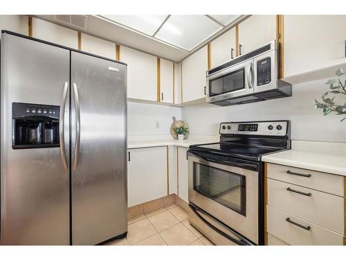 210-310 8 Street Sw, Calgary, AB - Indoor Photo Showing Kitchen