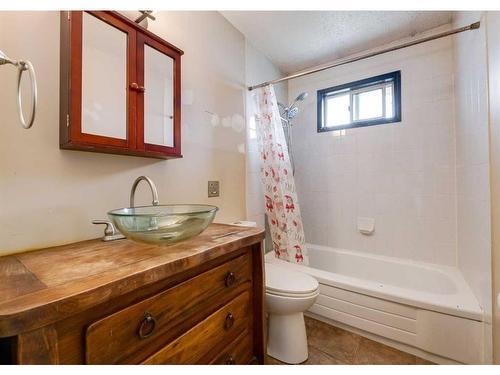 6144 Maddock Drive Ne, Calgary, AB - Indoor Photo Showing Bathroom