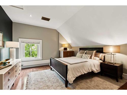 930 Prospect Avenue Sw, Calgary, AB - Indoor Photo Showing Bedroom