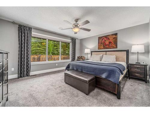 36 Rockyvale Green Nw, Calgary, AB - Indoor Photo Showing Bathroom