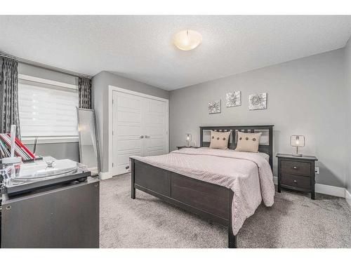 36 Rockyvale Green Nw, Calgary, AB - Indoor Photo Showing Bathroom