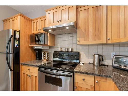 24 Straddock Villas Sw, Calgary, AB - Indoor Photo Showing Kitchen