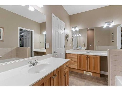 24 Straddock Villas Sw, Calgary, AB - Indoor Photo Showing Bathroom