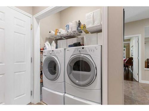 24 Straddock Villas Sw, Calgary, AB - Indoor Photo Showing Laundry Room