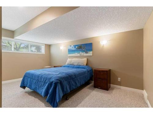 24 Straddock Villas Sw, Calgary, AB - Indoor Photo Showing Bedroom