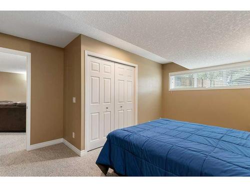 24 Straddock Villas Sw, Calgary, AB - Indoor Photo Showing Bedroom