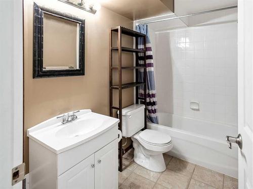 341 Citadel Meadow Bay Nw, Calgary, AB - Indoor Photo Showing Bathroom