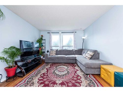 184 Whitaker Close Ne, Calgary, AB - Indoor Photo Showing Living Room