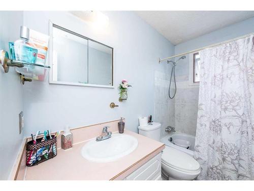 184 Whitaker Close Ne, Calgary, AB - Indoor Photo Showing Bathroom