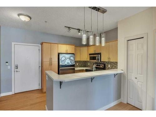 103-1414 17 Street Se, Calgary, AB - Indoor Photo Showing Kitchen