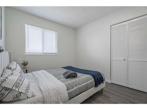 3412 33 Street Se, Calgary, AB - Indoor Photo Showing Bedroom