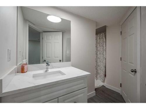 3412 33 Street Se, Calgary, AB - Indoor Photo Showing Bathroom