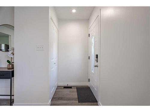 3412 33 Street Se, Calgary, AB - Indoor Photo Showing Other Room