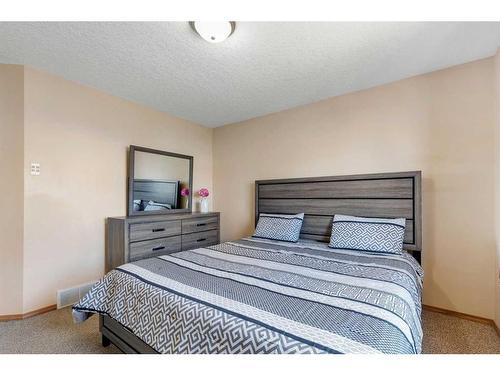 34 Covehaven Rise Ne, Calgary, AB - Indoor Photo Showing Bedroom