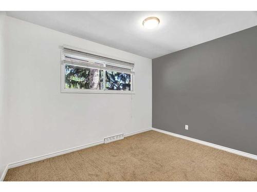 16 Hazelwood Crescent Sw, Calgary, AB - Indoor Photo Showing Other Room