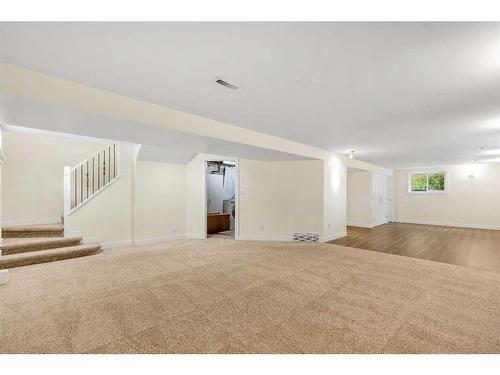 16 Hazelwood Crescent Sw, Calgary, AB - Indoor Photo Showing Other Room