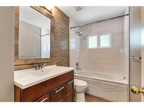 16 Hazelwood Crescent Sw, Calgary, AB - Indoor Photo Showing Bathroom